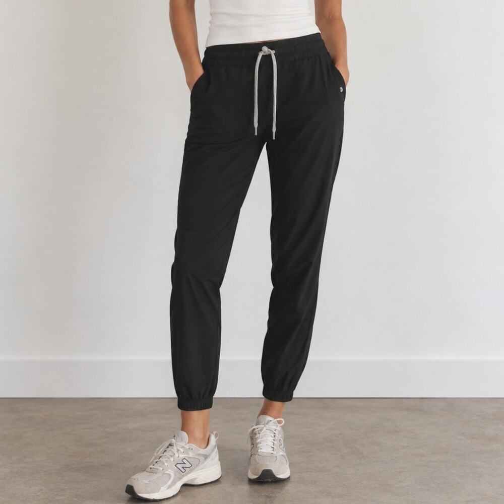 Vuori Women's Weekend Jogger Black Size Medium Travel Athleisure Run Stretch